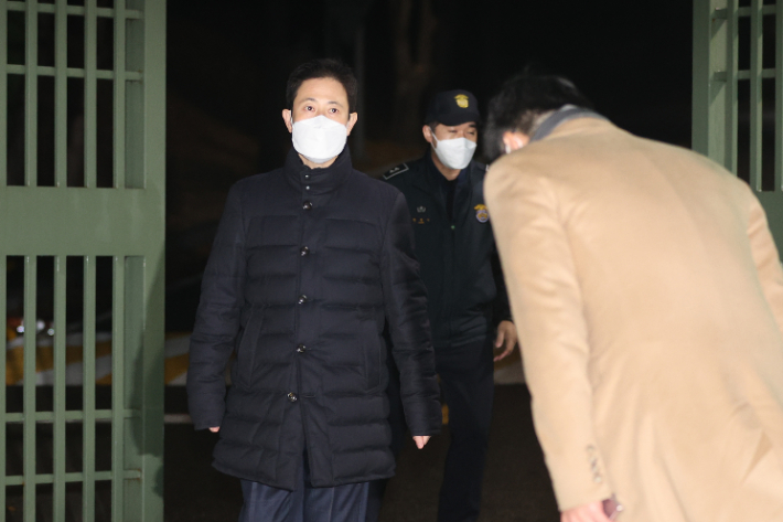 '고발 사주' 의혹의 핵심 피의자인 손준성 대구고검 인권보호관이 지난 2일 저녁 영장이 기각돼 서울구치소에서 나오고 있다. 연합뉴스