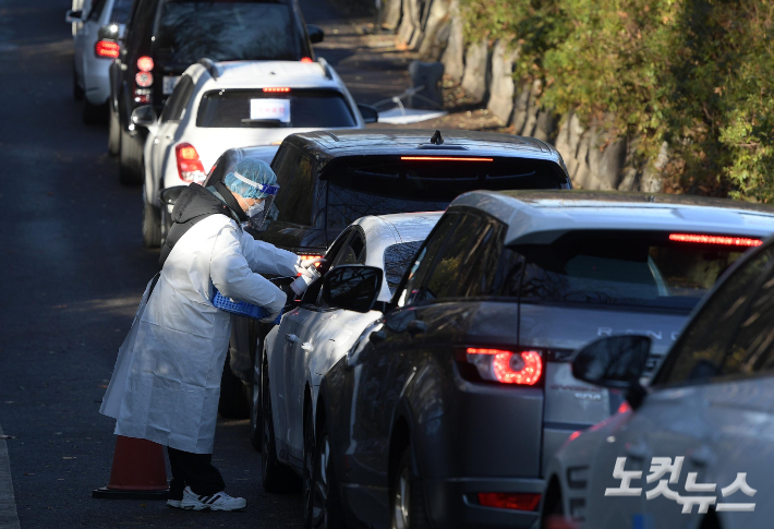 드라이브스루 임시선별검사소에서 차량들이 검사를 받기 위해 대기하고 있다. 이한형 기자