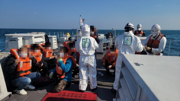 침수 중인 중국어선에서 구조된 중국선원들. 여수해경 제공