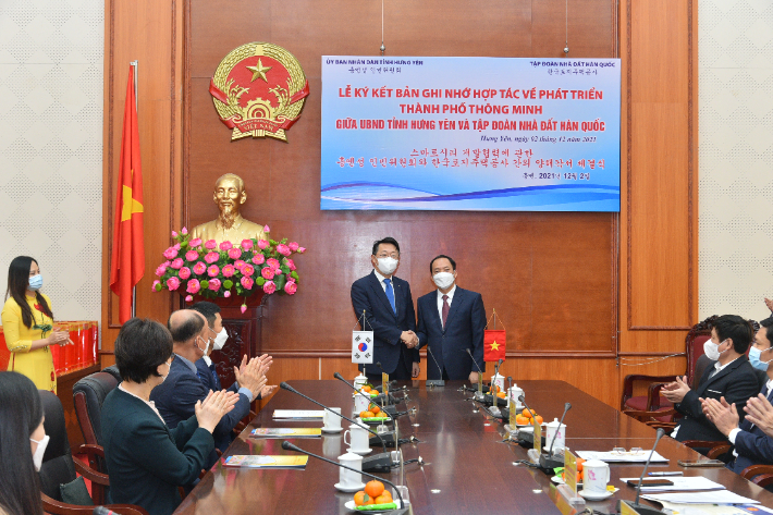 지난 2일 김현준 LH사장(왼쪽)과 쩐 꾸옥 반 베트남 흥옌성 성장이 스마트시티 개발협력에 관한 업무협약을 체결하고 있다. LH 제공