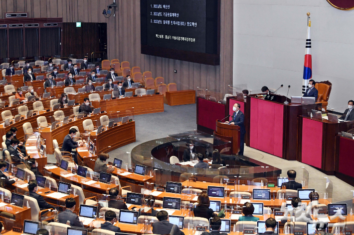 홍남기 경제부총리가 3일 국회 본회의장에서 2022년 정부 예산안에 대한 설명을 하고 있다. 박종민 기자