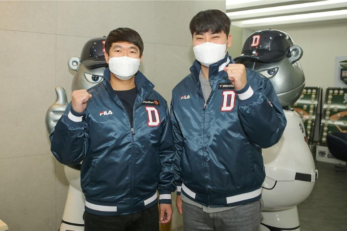 두산 베어스에 입단한 김지용(왼쪽)과 임창민. 두산