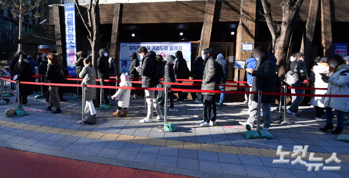 경남은 최근 일주일 동안 하루 평균 90명대의 감염자가 속출하면서 입원 환자도 1천 명에 육박하고 있다. 박종민 기자