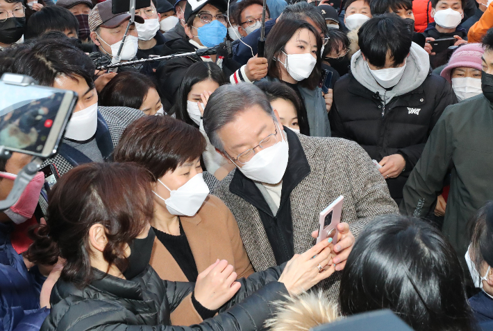  더불어민주당 이재명 대선후보가 3일 전북 전주시 한옥마을을 방문, 시민들과 함께 사진을 찍고 있다. 연합뉴스