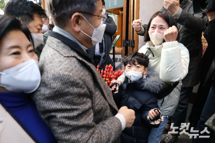 3일, 전주한옥마을에서 시민들이 이재명 후보에 성원을 보내고 있다. 송승민 기자 