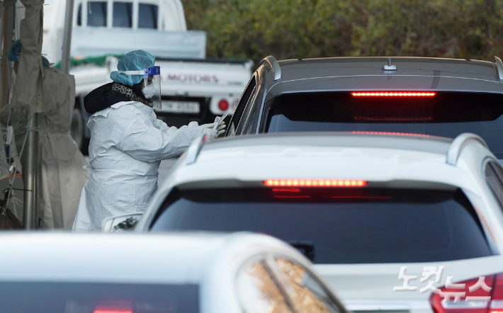 드라이브스루 임시선별검사소에서 차량들이 검사를 받기 위해 대기하고 있다. 이한형 기자