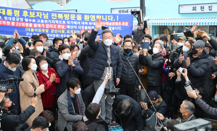 더불어민주당 이재명 대선후보가 4일 전북 군산시 공설시장을 방문, 지지자들에게 손을 들어 인사하고 있다. 연합뉴스