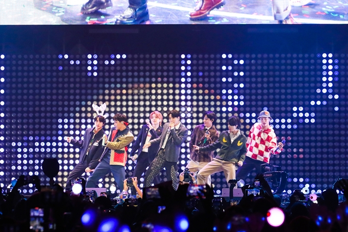 미국 최대 라디오 네트워크인 아이하트라디오가 주최하는 '2021 징글볼 투어'에서 오프닝 무대를 장식한 그룹 방탄소년단. 빅히트 뮤직 제공