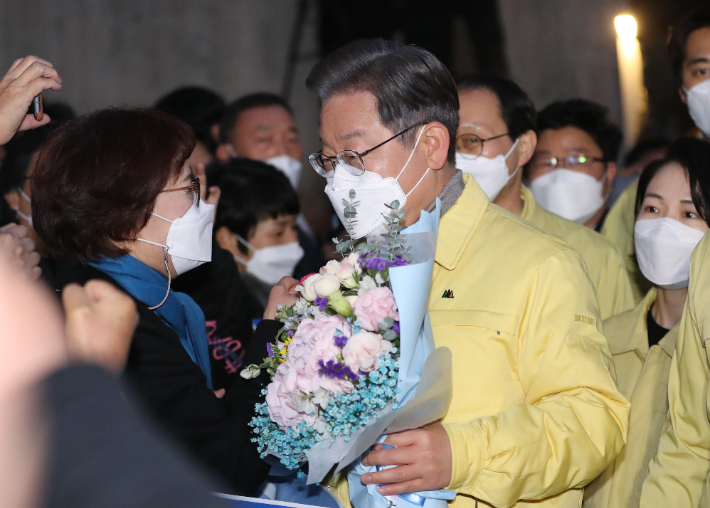 더불어민주당 이재명 대선후보가 4일 전북 남원시 남원의료원을 방문, 지지자들과 인사하고 있다. 연합뉴스