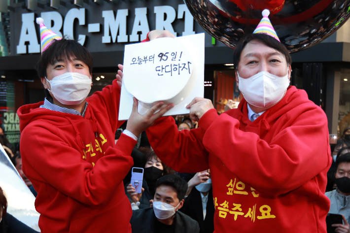 국민의힘 윤석열 대선후보와 이준석 대표가 4일 오후 부산 서면 젊음의 거리에서 윤 후보 생일 케이크를 들고 포즈를 취하고 있다. 연합뉴스