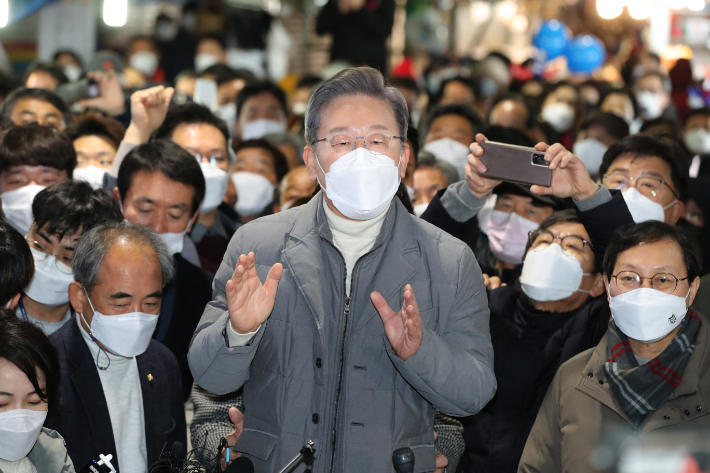 더불어민주당 이재명 대선후보가 5일 전북 정읍시 샘고을시장에서 시민들에게 지지를 호소하고 있다. 연합뉴스