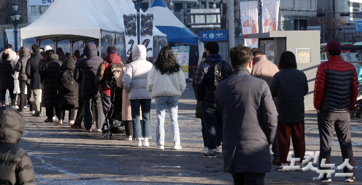 코로나19 신규 확진자 수가 5128명으로 토요일 최다를 기록한 5일 서울역 임시 선별검사소에서 시민들이 검사를 받기 위해 줄을 서 있다. 박종민 기자