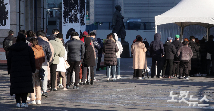 코로나19 신규 확진자 수가 5128명으로 토요일 최다를 기록한 5일 서울역 임시 선별검사소에서 시민들이 검사를 받기 위해 줄을 서 있다. 박종민 기자