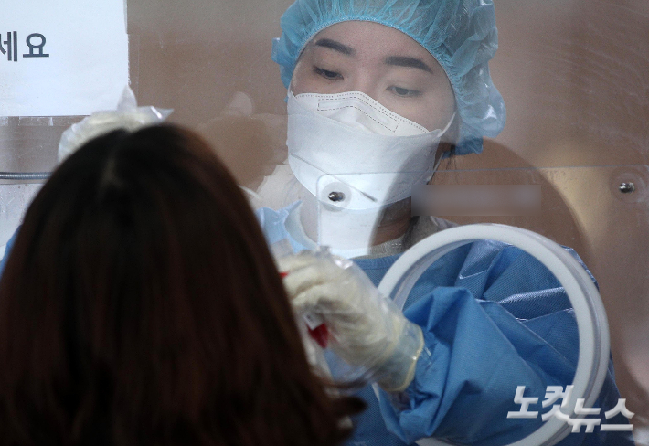 코로나19 임시 선별검사소에서 시민들이 검사를 받고 있다. 박종민 기자
