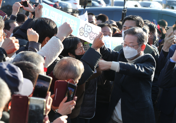 더불어민주당 이재명 대선후보가 5일 전북 진안군 인삼상설시장에서 지지자들과 인사하고 있다. 연합뉴스