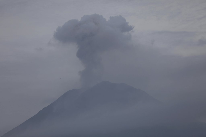 5일(현지시간) 인도네시아 동자바주의 스메루 화산에서 화산재가 계속 분출되고 있다. 연합뉴스