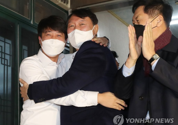 국민의힘 윤석열 대선 후보와 이준석 대표가 3일 오후 울산시 울주군 한 식당에서 만찬 회동 후 포옹하고 있다. 