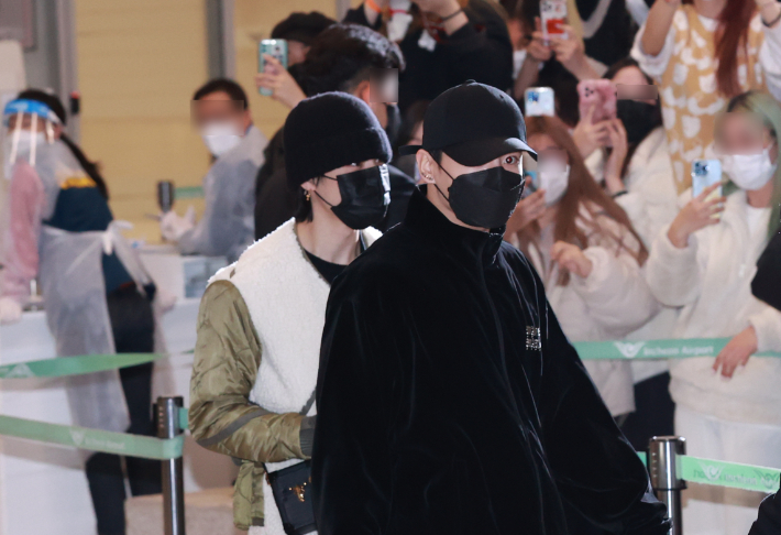 방탄소년단 지민(왼쪽)과 정국(오른쪽)이 6일 오전 인천국제공항을 통해 입국하고 있다. 연합뉴스