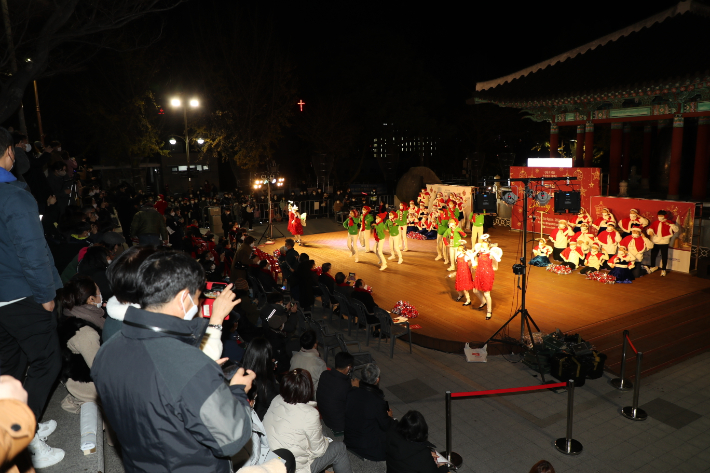 4일 열린 제13회 부산 중구 크리스마스트리 문화 축제 점등식. 부산 중구 제공