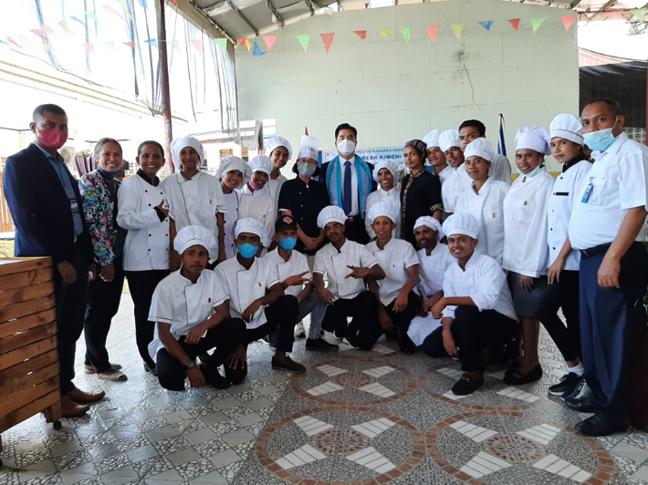 지난달 22일 주동티모르대사관은 김치의 날을 맞이해 Dili Institute of Technology (DIT) 대학교와 함께 주최한 쿠킹클래스를 통해 요리과 학생들에게 한국의 전통적인 음식을 (김치, 불고기, 잡채) 소개하고 함께 만들어보는 시간을 가졌다. 주동티모르대사관 제공