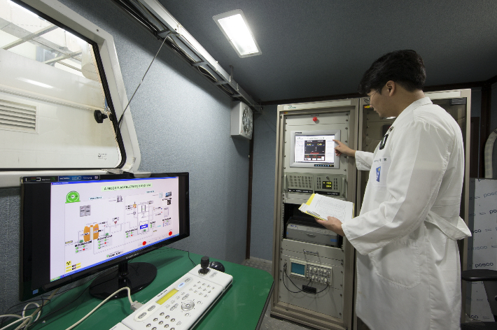 원자력연구원 연구진이 전자빔 장비를 조작하고 있다. 한국원자력연구원 제공