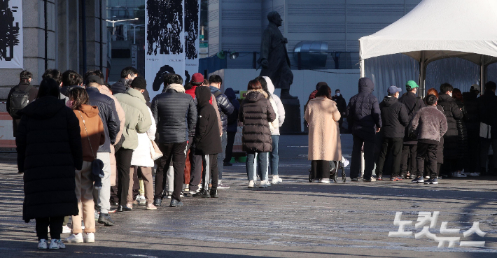 12월 들어 6일 만에 하루 100명꼴로 600명의 지역감염자가 발생하는 등 확산세가 멈추지 않고 있다. 박종민 기자