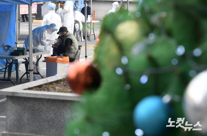 성탄절 앞두고 오미크론 쇼크