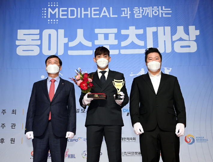 이정후(가운데)가 6일 서울시 중구 소공동 롯데호텔에서 열린 2021 동아스포츠대상 시상식에서 프로야구 최고 선수로 뽑혀 수상한 뒤 기념 촬영을 하고 있다. 스포츠동아 제공.
