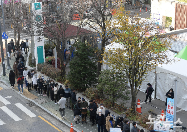 6일 오전 인천시 미추홀구 보건소 코로나19 선별검사소에 검사를 받으러 온 시민들이 줄지어 서 있다. 6일 인천에서 9명의 오미크론 확진자가 추가로 나왔다. 인천에서만 총 19명이 오미크론 변이 확진자로 판명됐다. 전국의 오미크론 확진자 24명 가운데 79％를 차지하고 있다. 이한형 기자