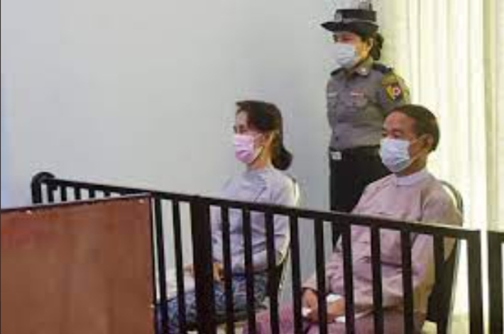 지난 5월 네피도 특별법정에 출석한 아웅산 수치 고문(왼쪽)과 윈 민 전 대통령의 모습. 트위터 캡처