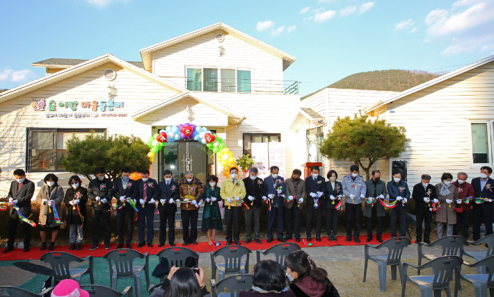 경주시다함께돌봄센터 4호점 '숲이랑마을돌봄터' 개소식에서 참석자들 테잎 커팅식을 하고 있다. 경주시 제공