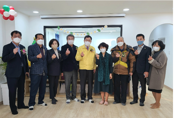 주낙영 경주시장이 시설 관계자 등과 기념촬영을 하고 있다. 경주시 제공