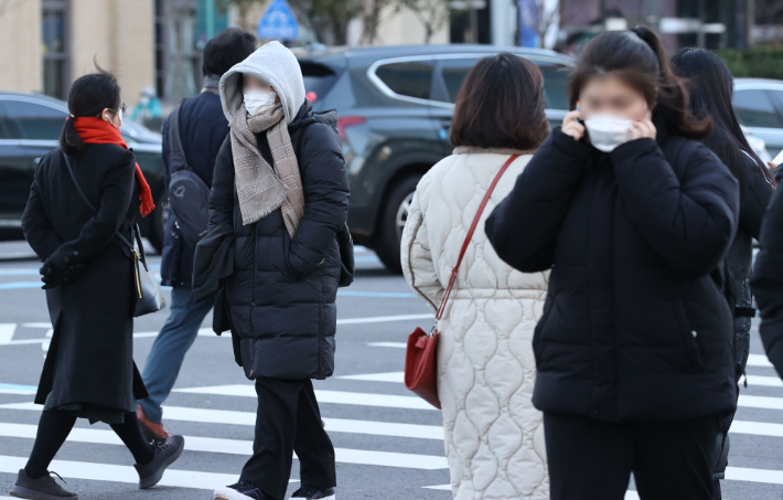 마스크를 쓰고 걸어가는 시민들. 연합뉴스