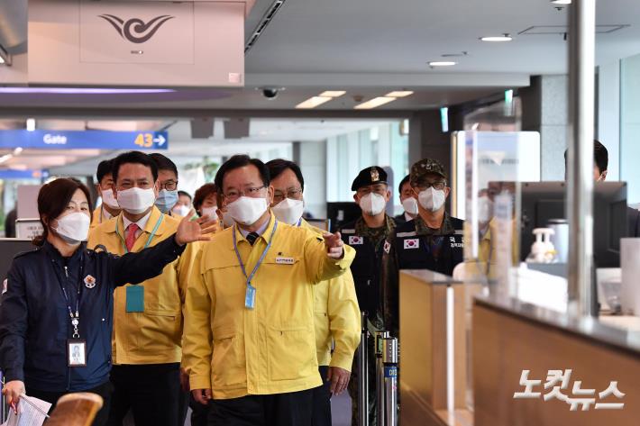 인천공항 코로나19 검역 현장점검 나선 김부겸 총리