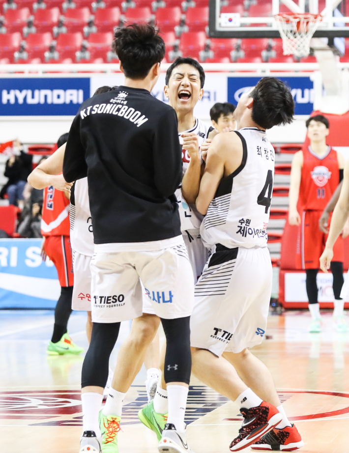 kt 허훈과 동료들. KBL 제공