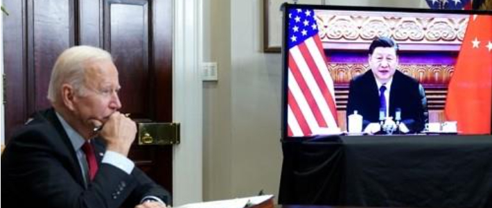 조 바이든(왼쪽) 미국 대통령이 지난달 15일(현지시간) 워싱턴DC 백악관의 루스벨트 룸에서 화상을 통해 시진핑 중국 국가주석과 정상회담을 하고 있다. 2021.12.7  연합뉴스