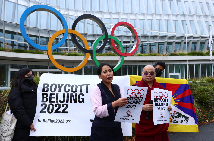 인권 단체가 지난 11월 26일 스위스 로잔의 국제올림픽위원회(IOC) 본부 앞에서 2022 베이징 동계올림픽 보이콧을 요구하는 시위를 하는 모습. 연합뉴스