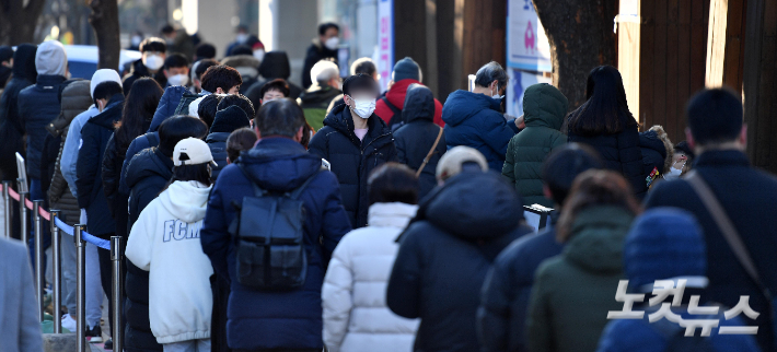 선별진료소에서 시민들이 검사를 받기 위해 줄을 서 있다. 박종민 기자