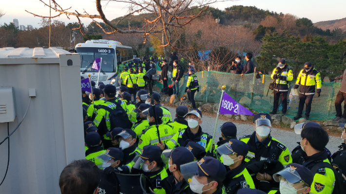 7일 공군이 부산 장산 정산 부근 공군부대 레이더 교체 작업을 진행하자, 주민들이 이를 막아섰다. 이 과정에서 경찰과 주민 간 충돌이 발생해 일부 주민이 부상을 당했다.  장산 레이더 기지 설치 반대 대책위원회 제공