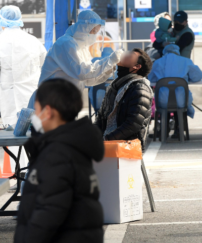 지난 6일 오미크론 감염 확진자가 발생한 인천 미추홀구 숭의교회 주차장에 마련된 임시 선별진료소에서 외국인 및 시민들이 코로나19 검사를 받고 있다. 이한형 기자