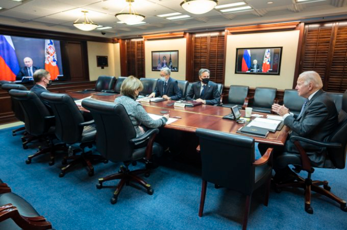 조 바이든 미국 대통령(오른쪽)이 7일(현지시간) 블라디미르 푸틴 러시아 대통령과 화상 대화를 하고 있다. 사진=백악관