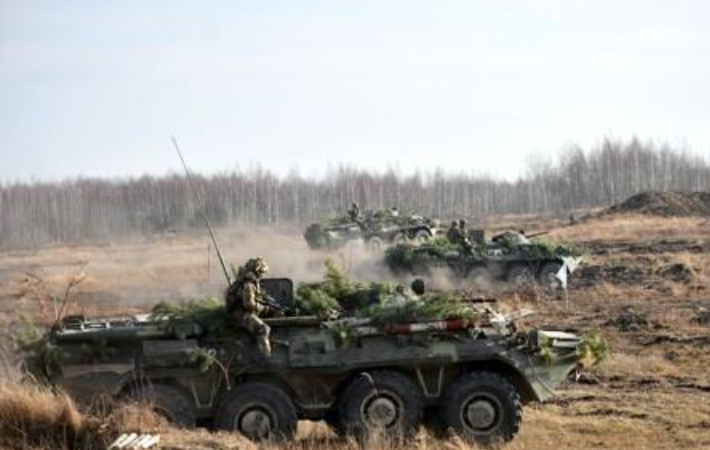 러시아와 우크라이나 국경지대의 군사적 긴장이 높아지는 가운데 우크라이나 공중강습군 병력이 지난달 21일(현지시간) 서북부 지토미르 지역에서 장갑차를 동원해 육상 훈련을 하고 있다. 연합뉴스