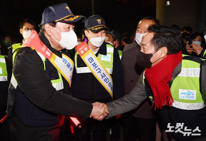 윤석열 국민의힘 대선후보가 7일 밤 마포구 합정동 홍익자율방범대를 찾아 방범대원들과 주택가와 상가들을 돌며 순찰하고 있다.