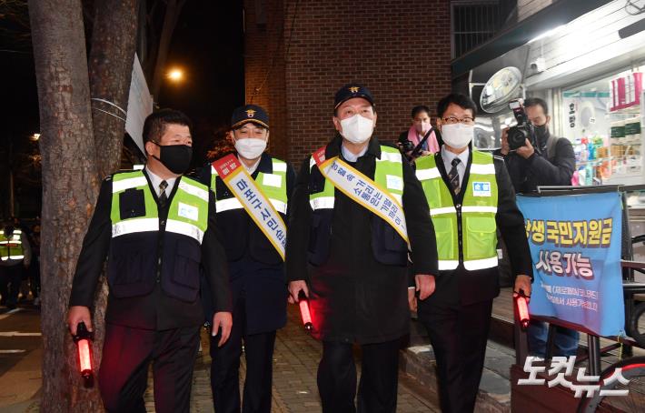 윤석열 국민의힘 대선후보가 7일 밤 마포구 합정동 홍익자율방범대를 찾아 방범대원들과 주택가와 상가들을 돌며 순찰하고 있다.