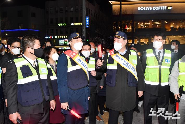 윤석열 국민의힘 대선후보가 7일 밤 마포구 합정동 홍익자율방범대를 찾아 방범대원들과 주택가와 상가들을 돌며 순찰하고 있다.