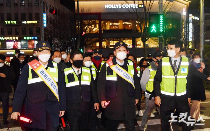 윤석열 국민의힘 대선후보가 7일 밤 마포구 합정동 홍익자율방범대를 찾아 방범대원들과 주택가와 상가들을 돌며 순찰하고 있다.