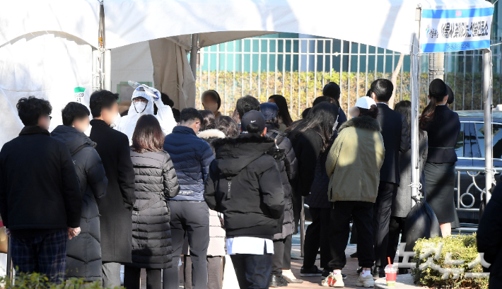 서울 양천구 오목공원에 마련된 서울시 찾아가는 선별진료소를 찾은 시민들이 코로나19 검사를 받기 위해 기다리고 있다. 황진환 기자