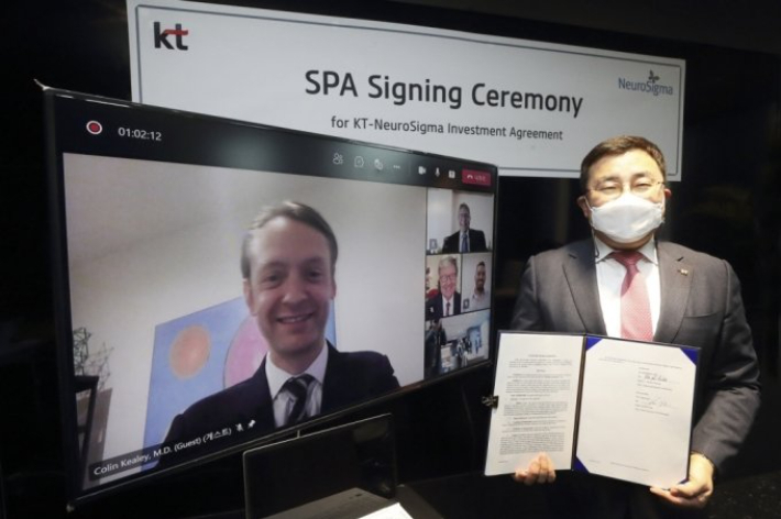 KT AI/DX 융합사업부문 송재호 부사장(오른쪽)과 뉴로시그마 부사장 '콜린 킬리(Colin Kealey)'가 SPA를 체결했다. KT 제공