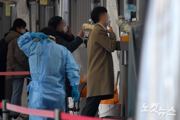 코로나19 신규 확진자 수가 7175명으로 역대 최다치를 경신한 8일 서울광장 임시선별검사소를 찾은 시민들이 검사를 받고 있다. 박종민 기자