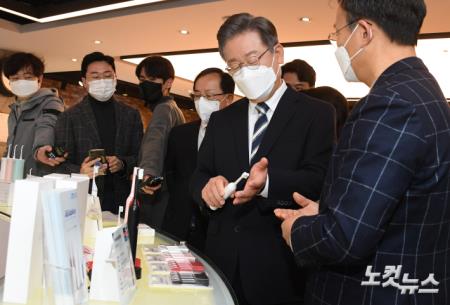 중소벤처기업 제품 살펴보는 이재명